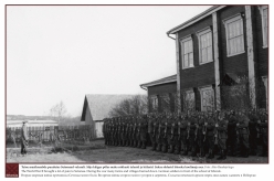1943/1944 – Teine maailmasõda puudutas Setomaad valusalt. Sõja käigus põlesid maha paljud talud ja külad. Saksa sõdurid Irboska koolimaja ees. 
Foto: Ahto Raudoja kogu