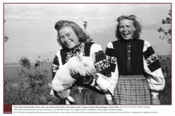 1948/1949 - Pärast Teist maailmasõda oli elu raske, ent setod oskasid ikka elust rõõmu tunda. Tatjana Tamme tütred põrsaga, Alaotsa küla. 
Foto: ERA, KKI 2036, Richard Viidalepp