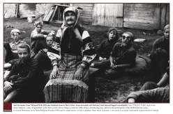 1958 - Seto lauluema Anne Vabarna 18.06.1958 oma kodutalu hoovis Ton'a külas. Anne tutvustab seto kultuuri laste turismilaagrist osavõtjatele. 
Foto: STM2510, F1486, Inga Kirotar