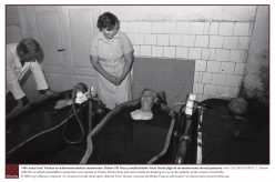1983 – Värskas avati 1980. aastal nn kolhoosidevaheline sanatoorium. Doktor Tiit Ilves ja meditsiiniõde Veera Tanila jälgivad ravimudavannis olevaid patsiente. 
Foto: EFA.204.P.0-139197, E. Norman