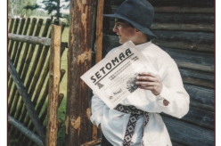1998 - 1995. aastal hakkas ilmuma ajaleht “Setomaa”, mis praegu ilmub setokeelsena. 
Foto: SRM 609, Tiiu Kunst