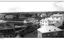 1933 - 1930ndatel aastatel hakkas Petseri jõudsalt arenema. Linna rajati palju kaasaegseid uusehitisi ja Petserist sai euroopalik väikelinn. 
Fotod: Nikolai Gavrilovi ja Ahto Raudoja kogud